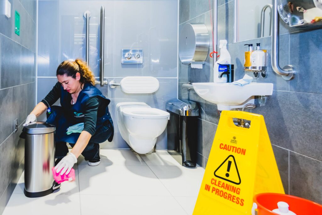 dọn dẹp vệ sinh tại khu vực tolet